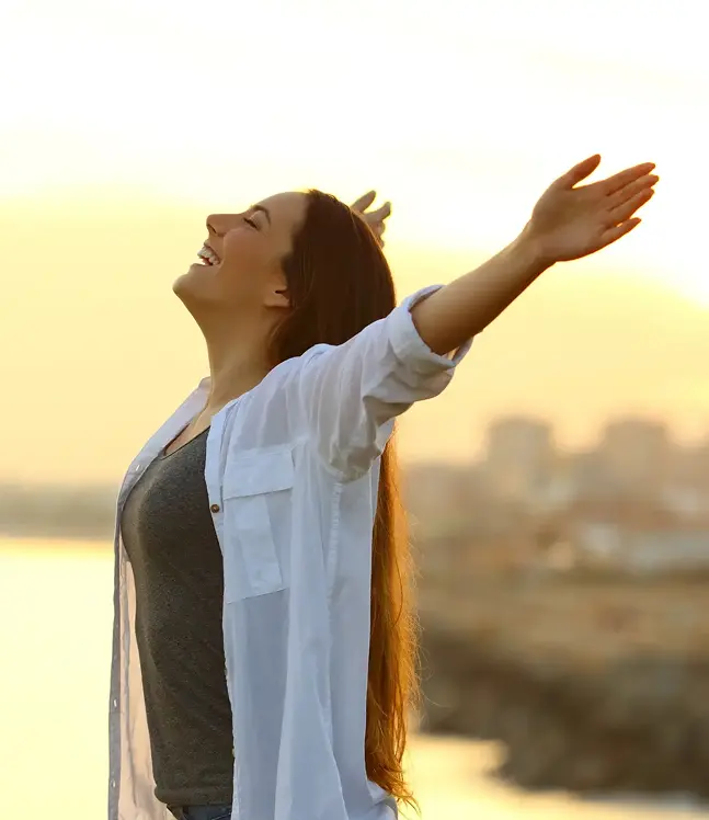 Smaidīga sieviete ar skaistu smaidu pēc zobārsta apmeklējuma jūtas mierīga un atbrīvota