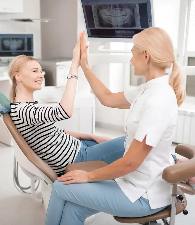 Paciente zobārstniecības krēslā ar zobārsti mierīgā un atbalstošā atmosfērā pirms ārstēšanas