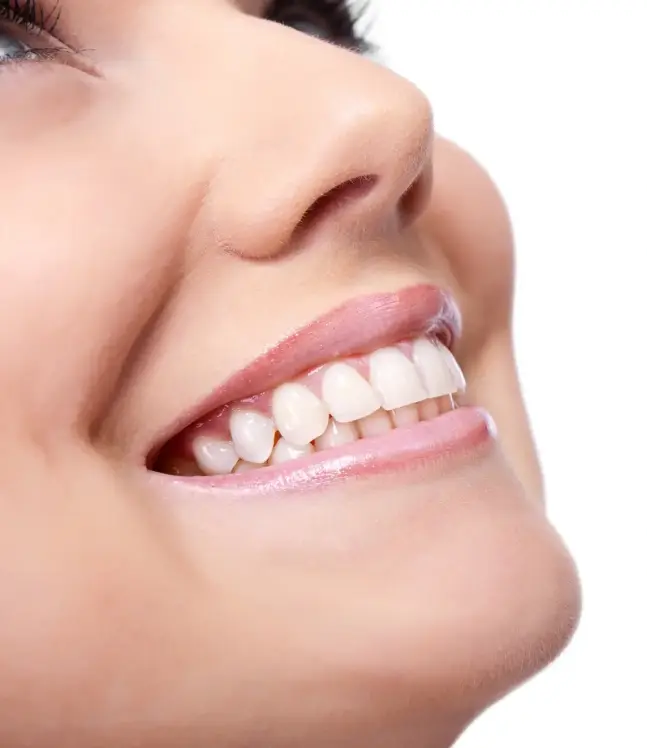 Sievietes smaids ar taisniem, baltiem zobiem tuvplānā