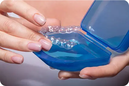 Caurspīdīga zobu aizsargkape tiek ievietota uzglabāšanas futlārī ikdienas higiēnai